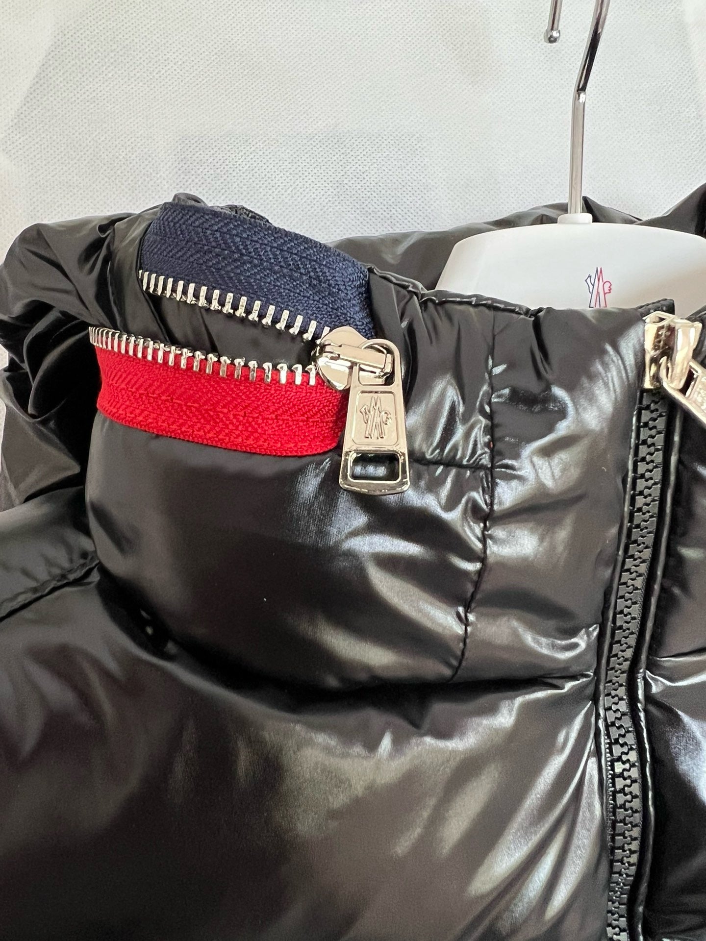 Schwarze und grüne Jacke