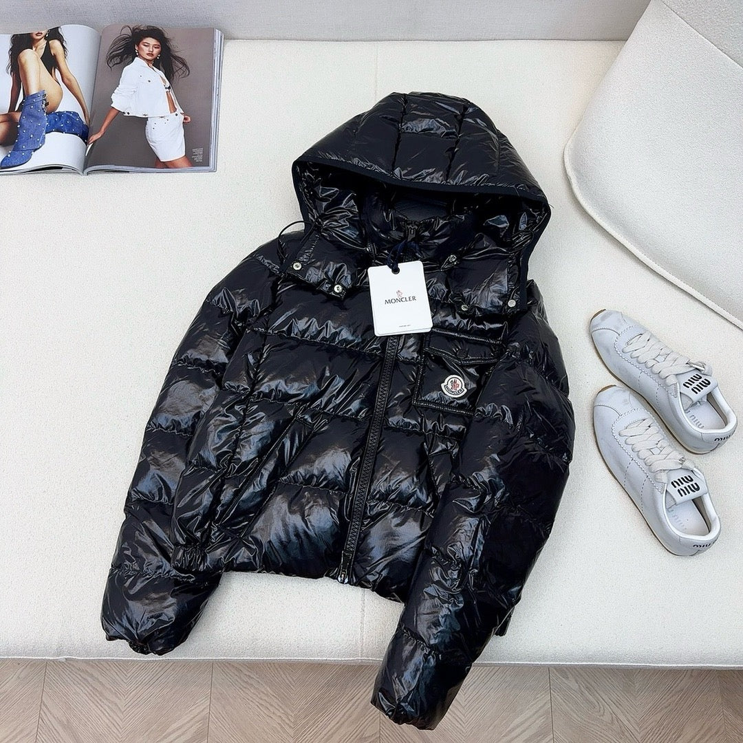 Schwarze, rosa und weiße Jacke