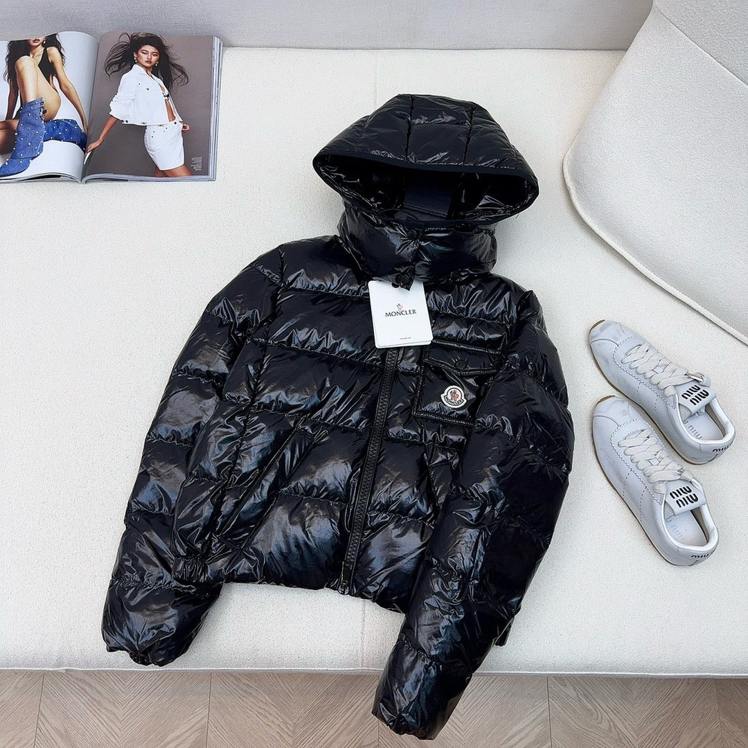 Schwarze, rosa und weiße Jacke