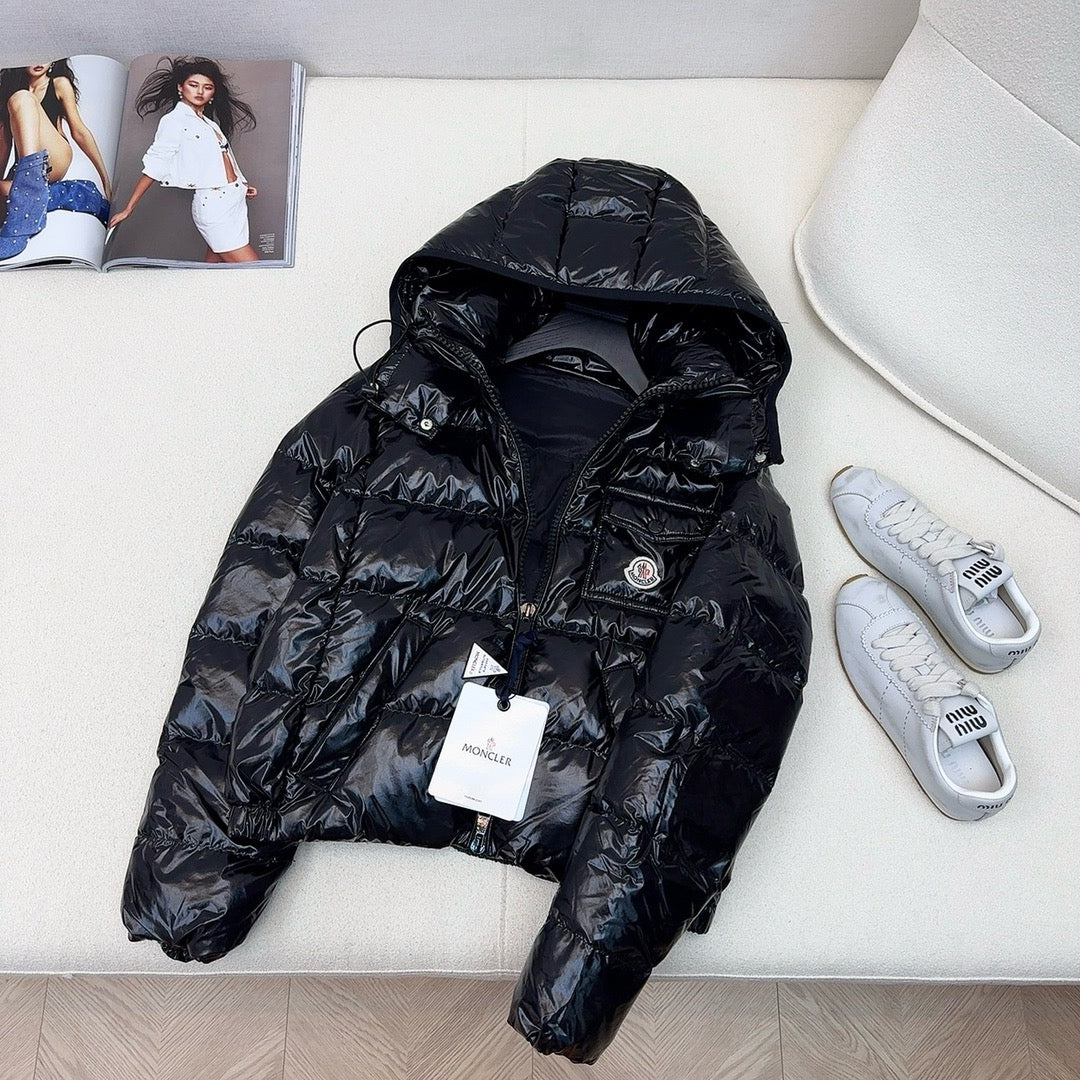 Schwarze, rosa und weiße Jacke