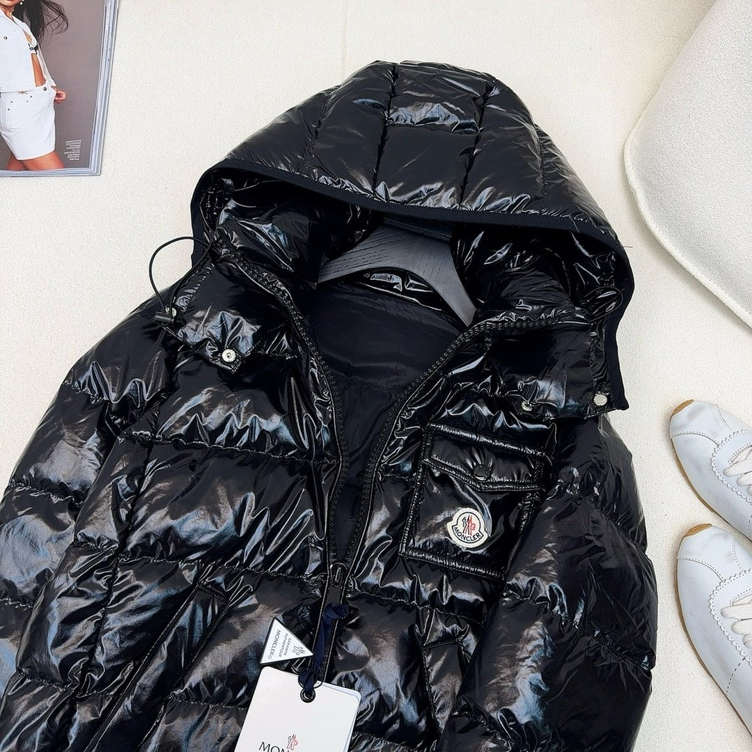 Schwarze, rosa und weiße Jacke