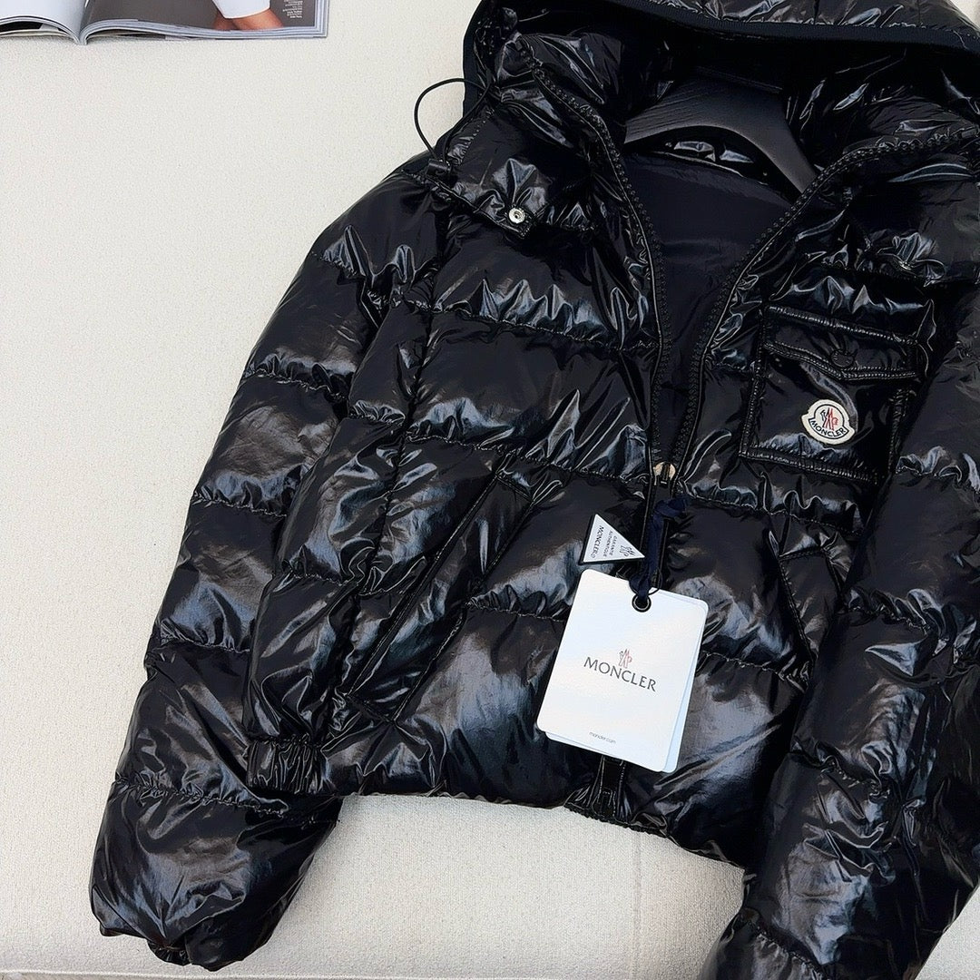 Schwarze, rosa und weiße Jacke