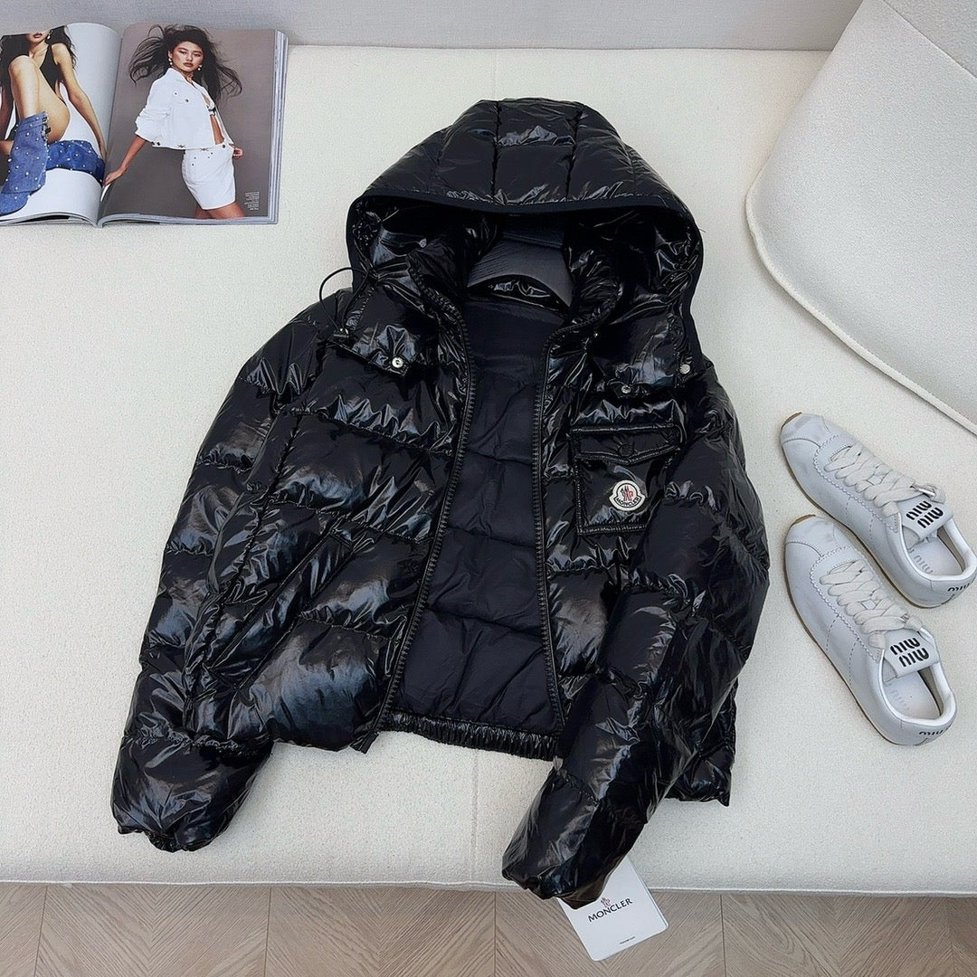 Schwarze, rosa und weiße Jacke