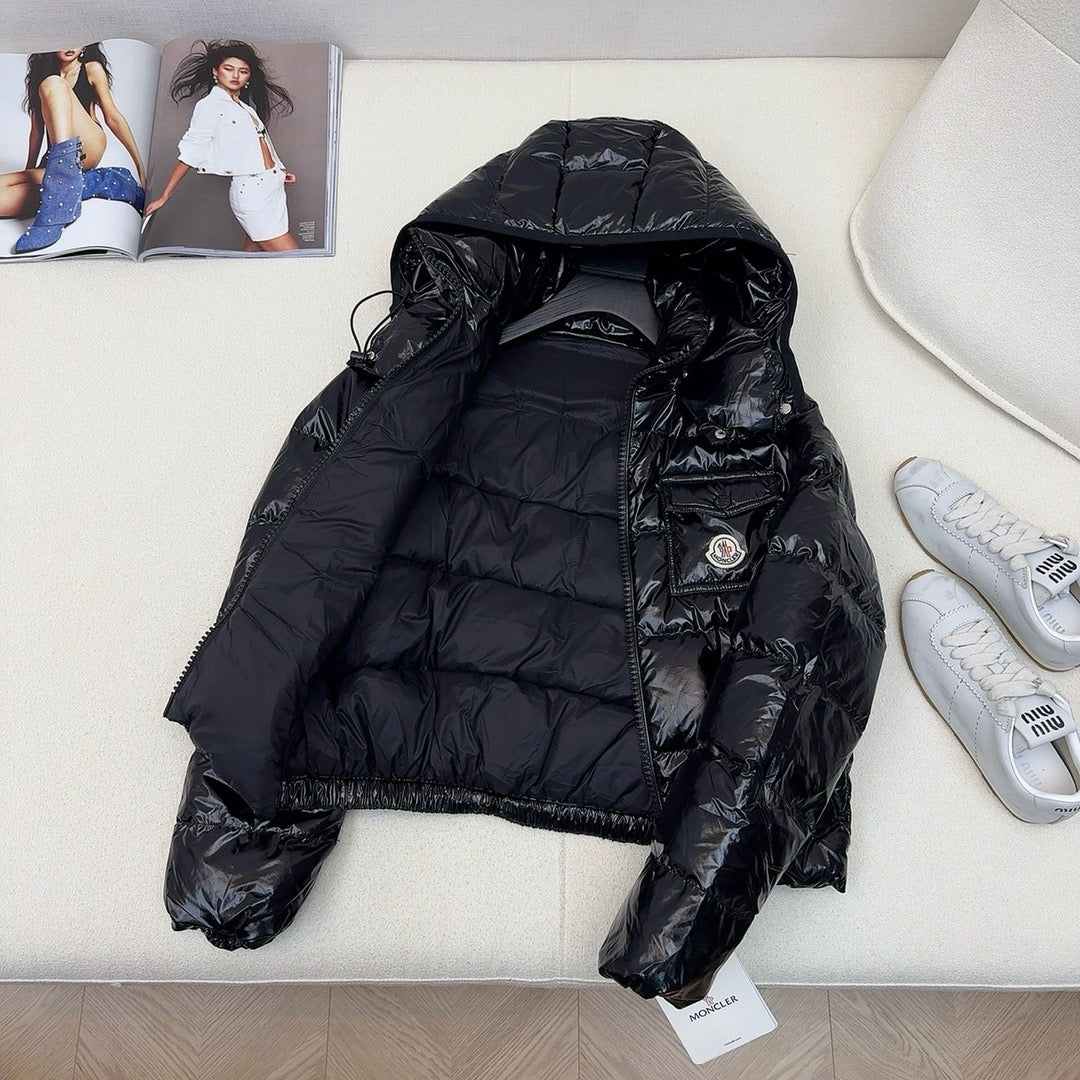 Schwarze, rosa und weiße Jacke