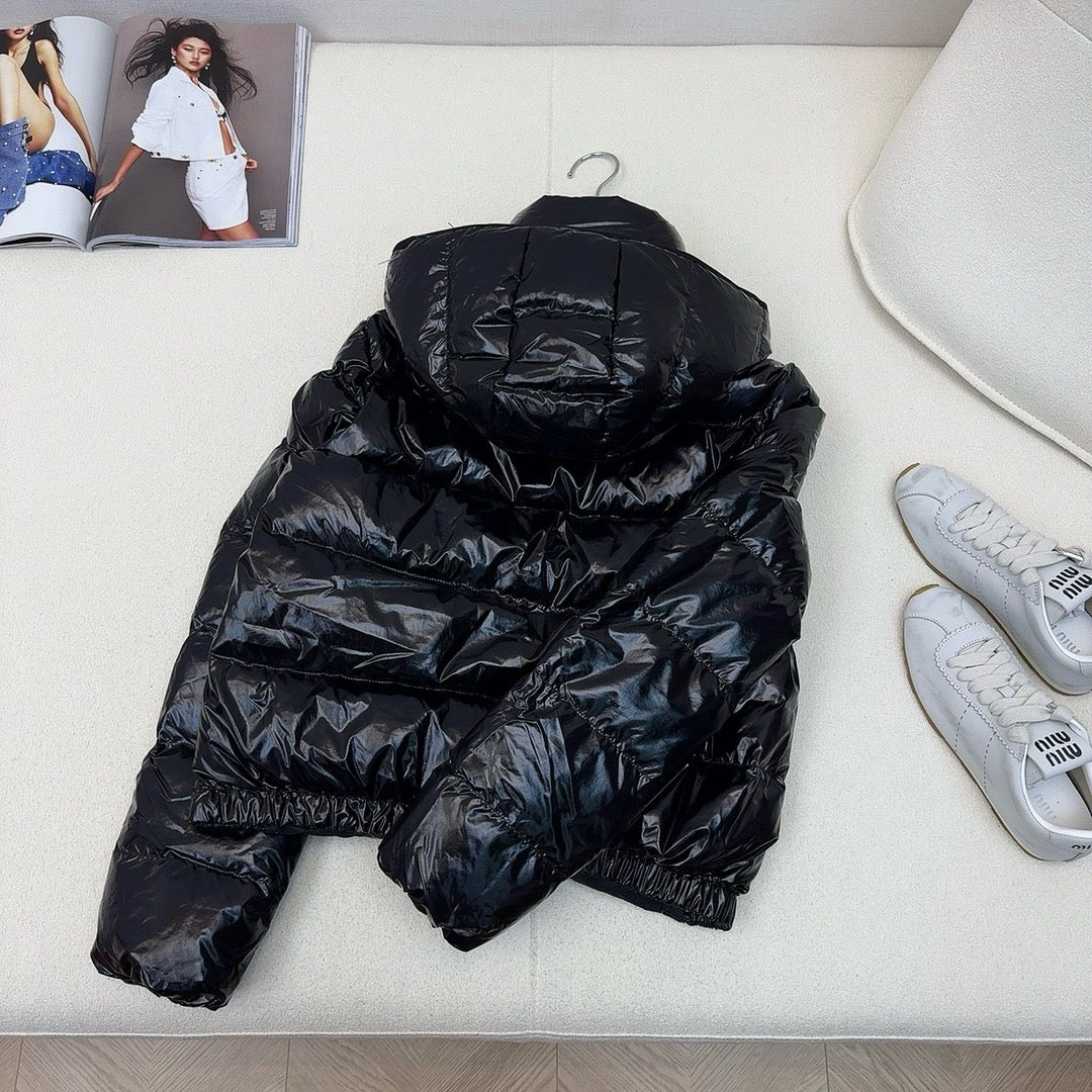 Schwarze, rosa und weiße Jacke