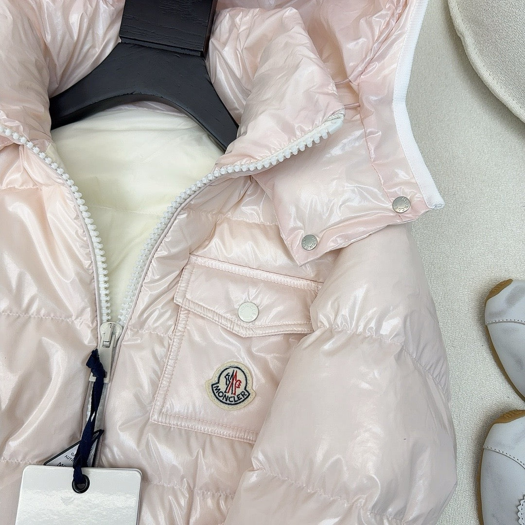 Schwarze, rosa und weiße Jacke