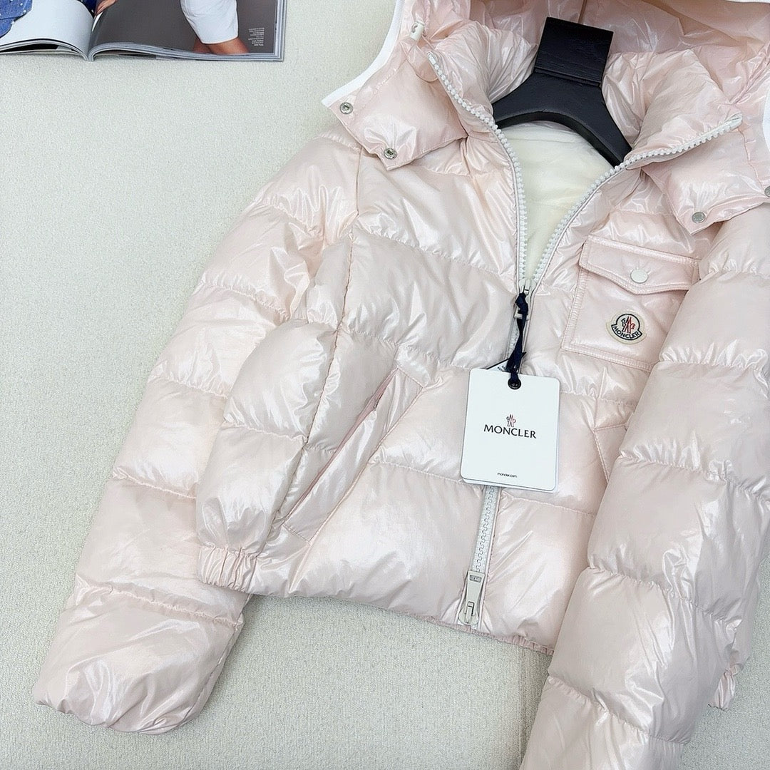 Schwarze, rosa und weiße Jacke