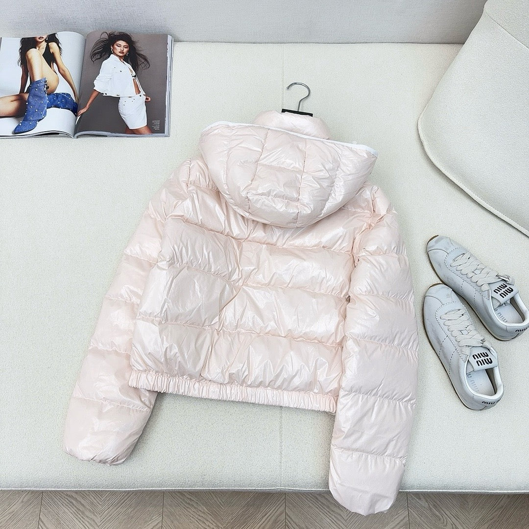 Schwarze, rosa und weiße Jacke