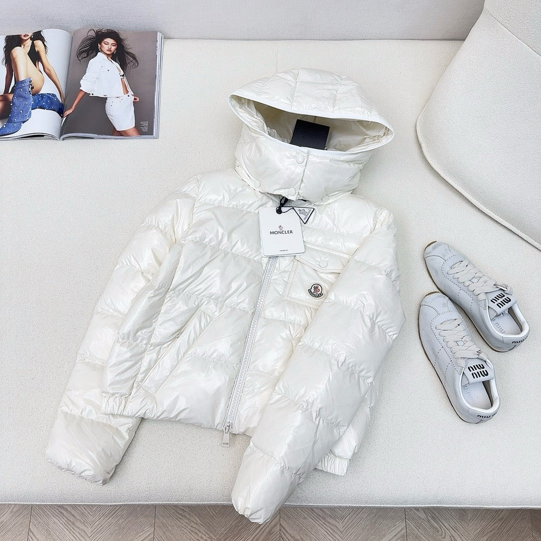 Schwarze, rosa und weiße Jacke