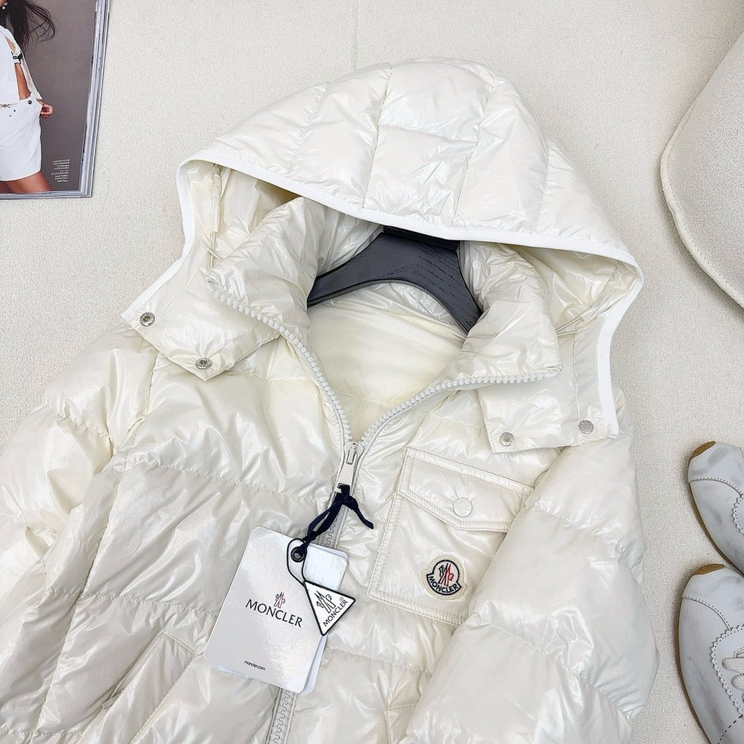 Schwarze, rosa und weiße Jacke