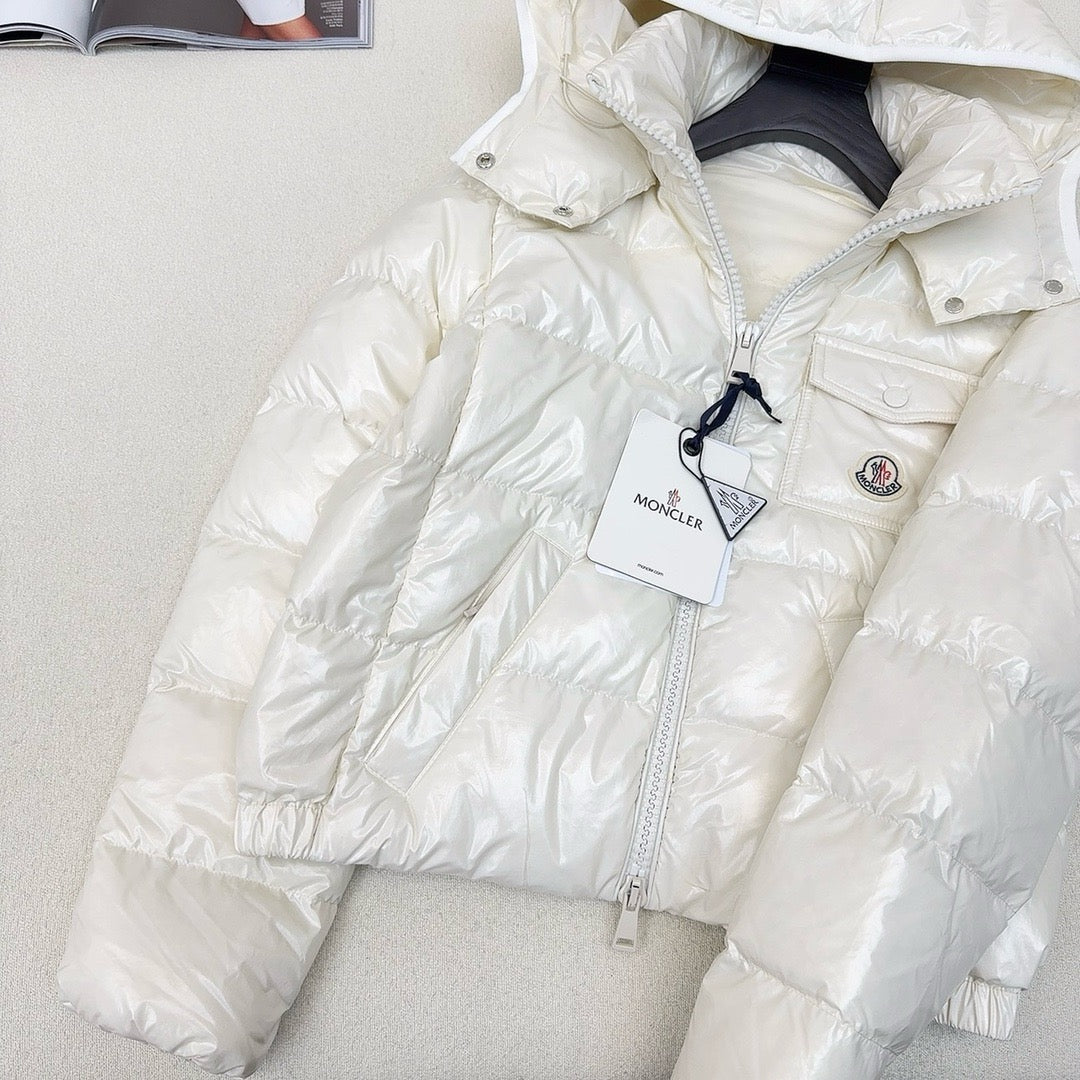 Schwarze, rosa und weiße Jacke