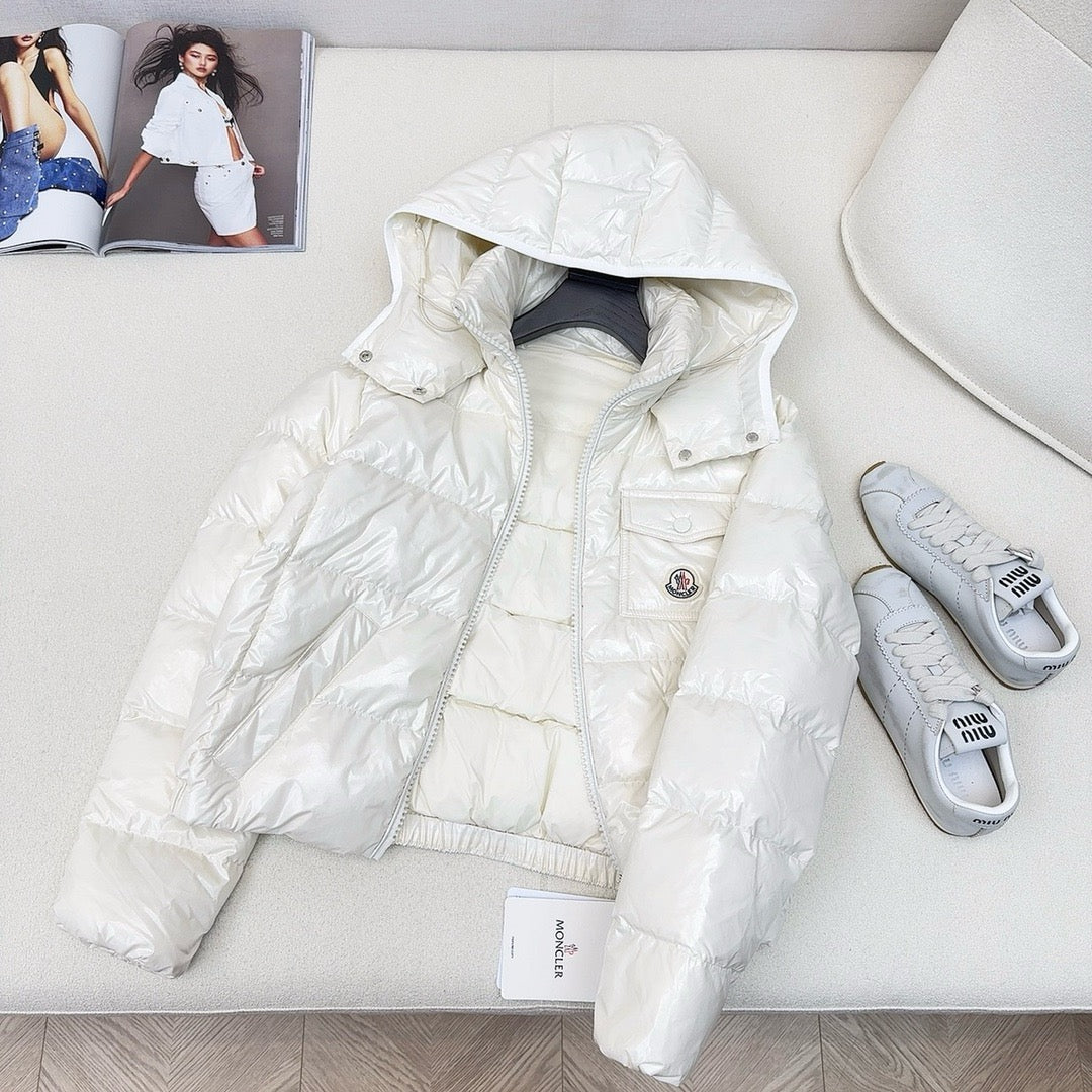 Schwarze, rosa und weiße Jacke