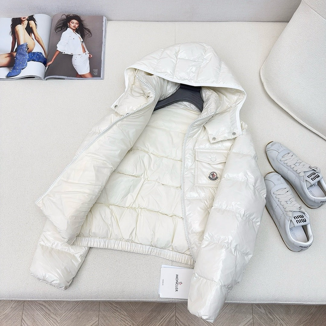 Schwarze, rosa und weiße Jacke