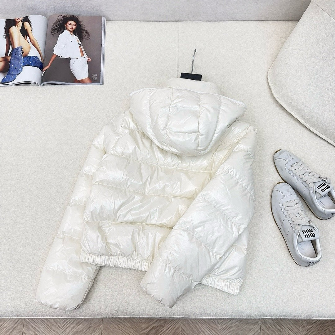 Schwarze, rosa und weiße Jacke