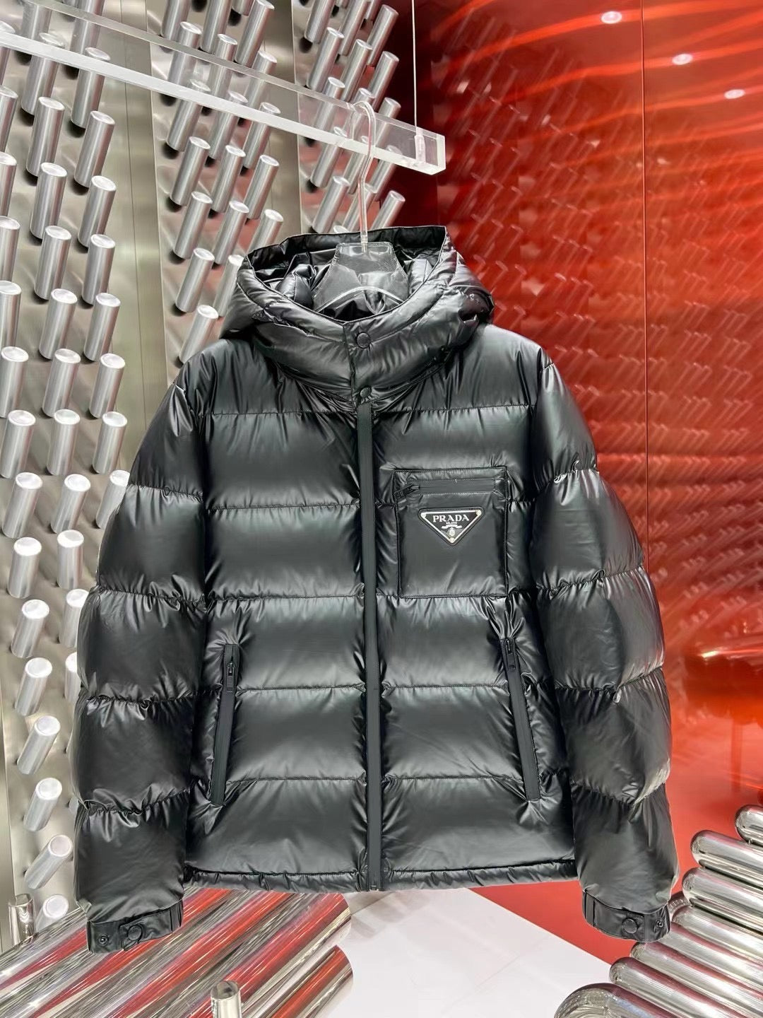 Schwarze und weiße Jacke