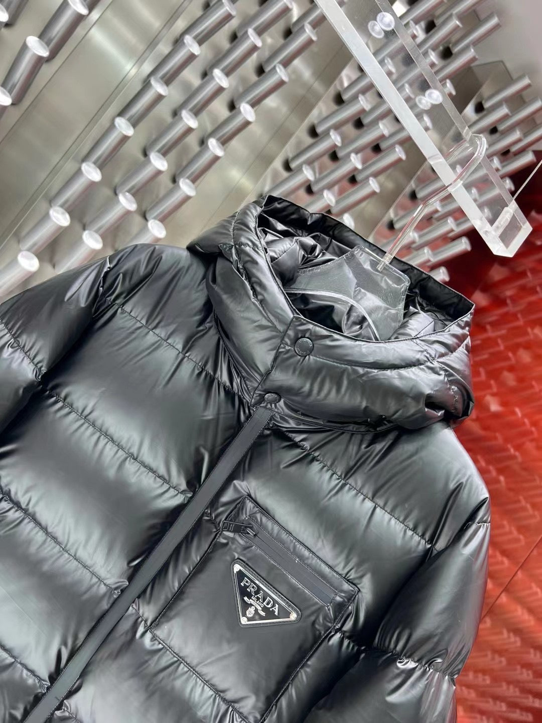 Schwarze und weiße Jacke