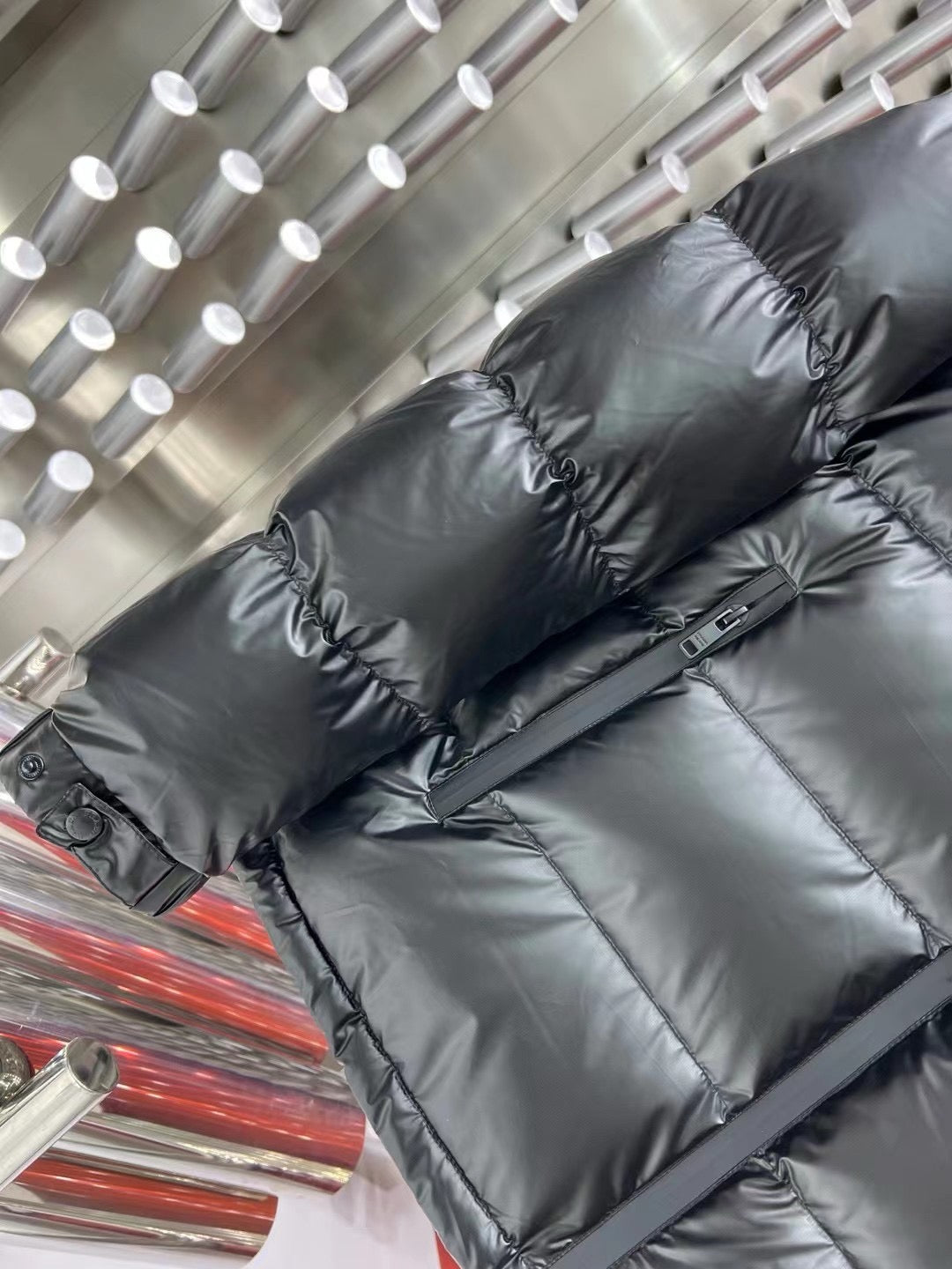 سترة سوداء وبيضاء