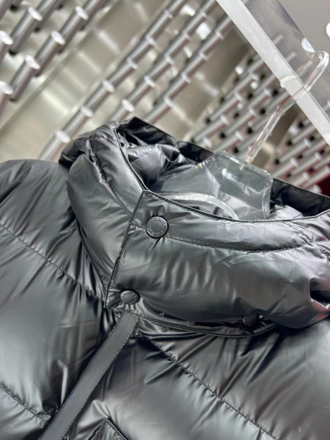 سترة سوداء وبيضاء