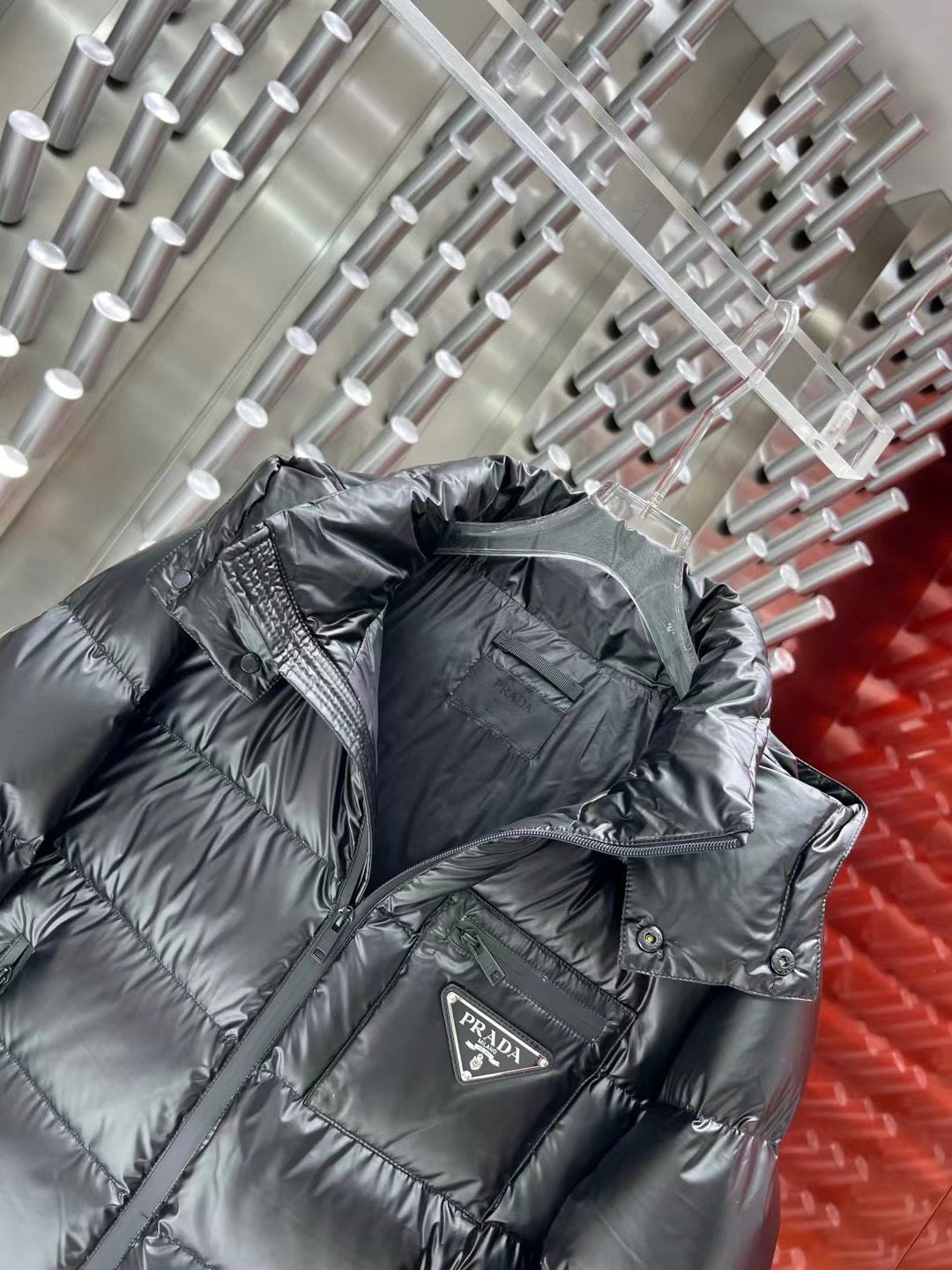 Schwarze und weiße Jacke
