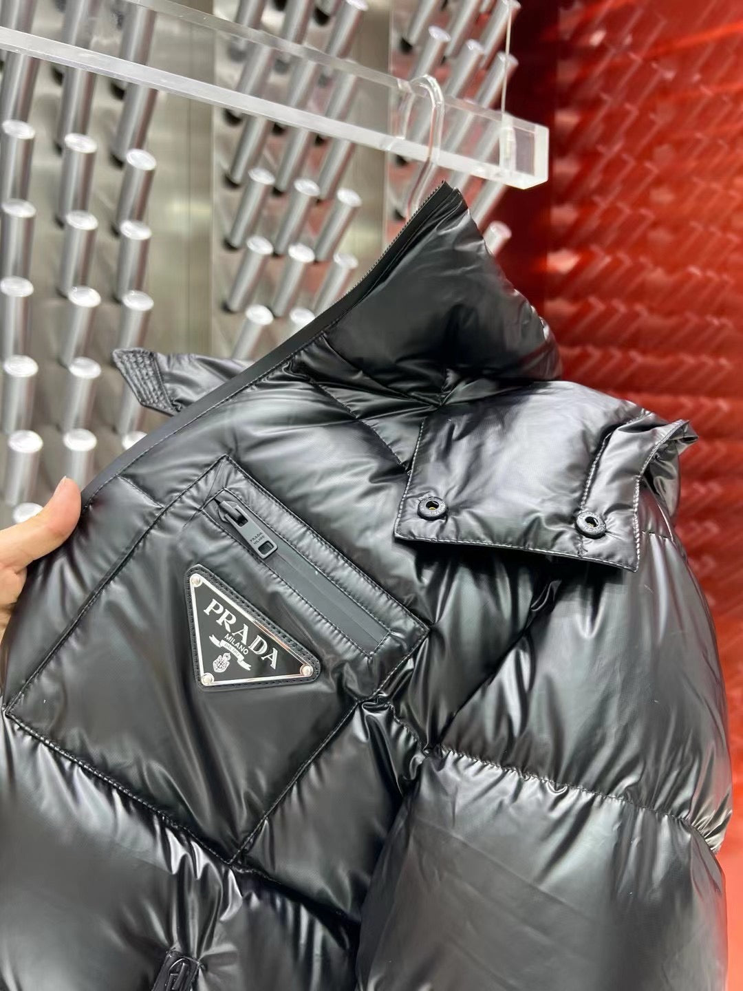 Schwarze und weiße Jacke