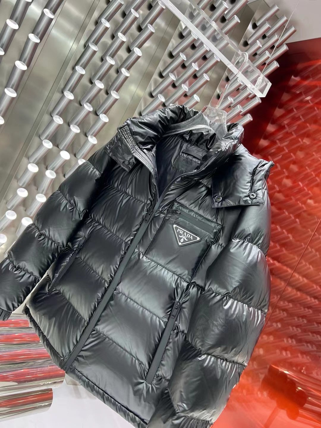 Schwarze und weiße Jacke