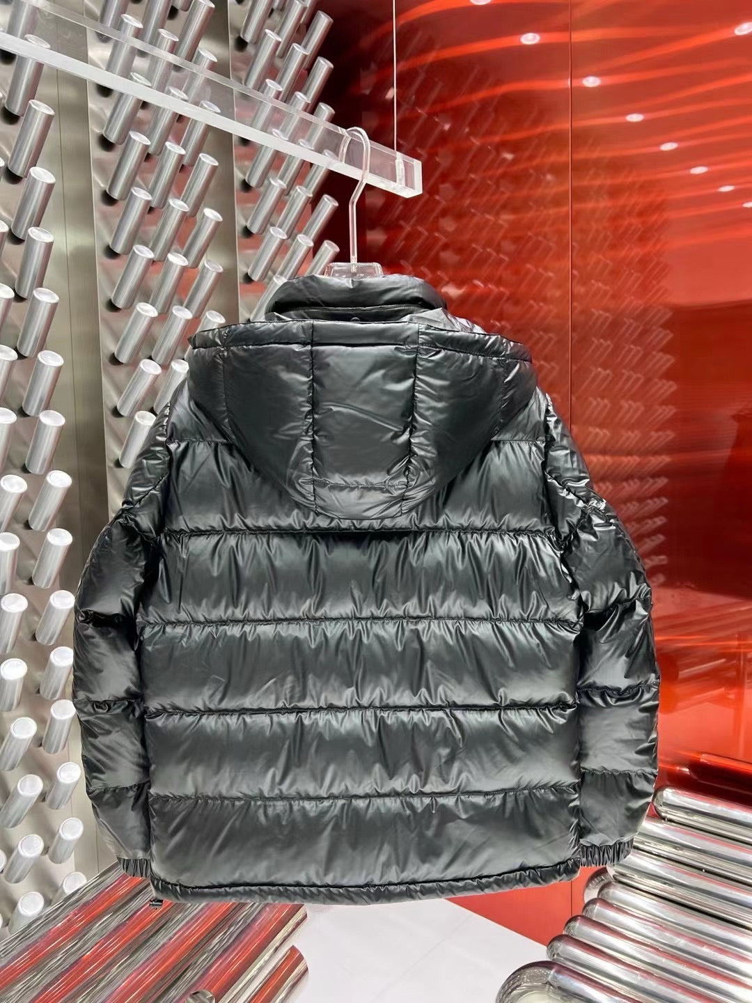 Schwarze und weiße Jacke