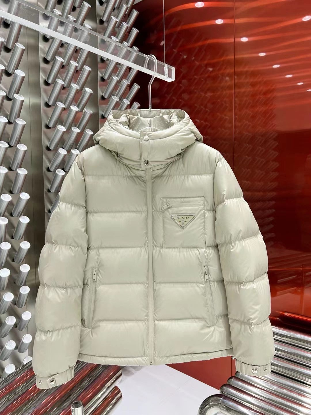 Schwarze und weiße Jacke