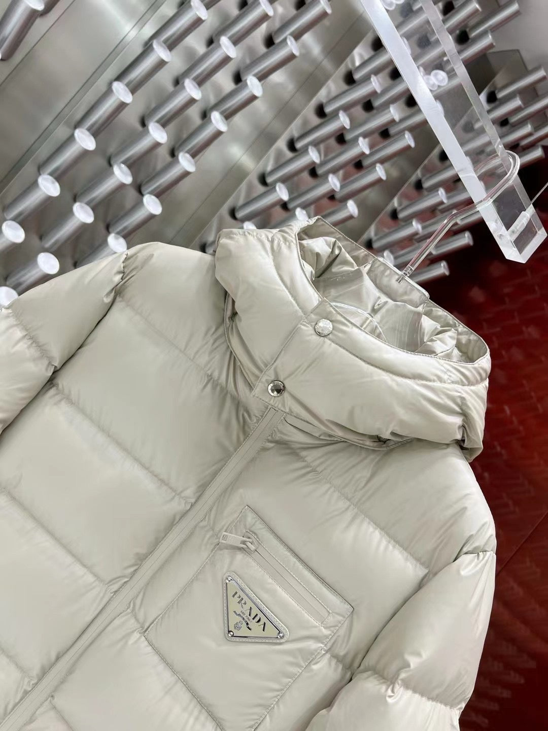 Schwarze und weiße Jacke