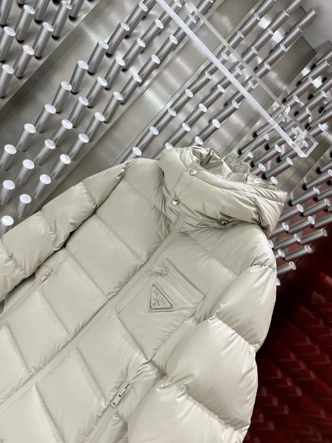 Schwarze und weiße Jacke