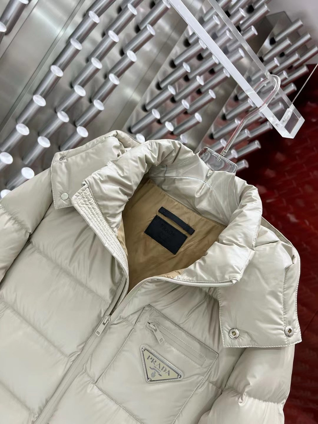 Schwarze und weiße Jacke