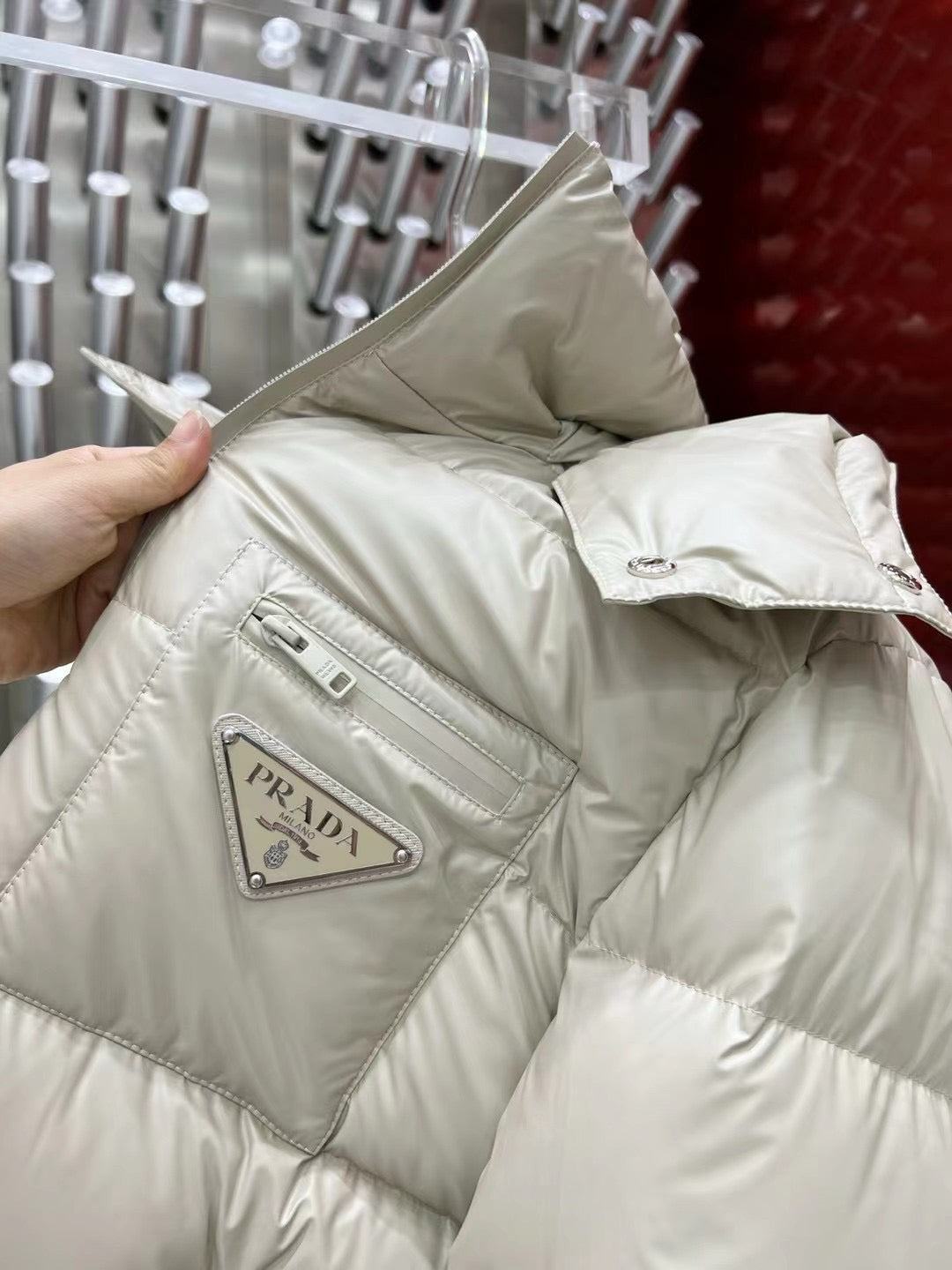 Schwarze und weiße Jacke