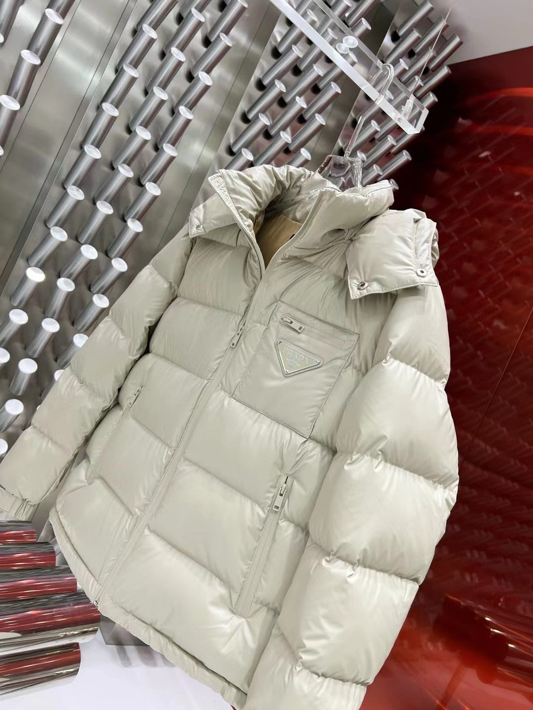 Schwarze und weiße Jacke