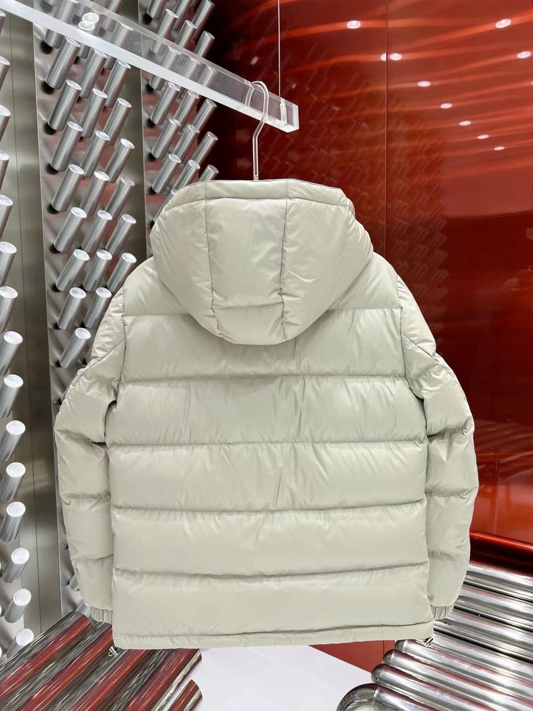 Schwarze und weiße Jacke