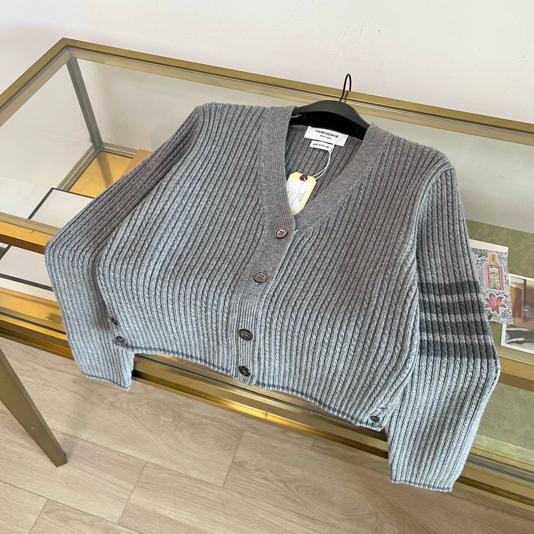 Graue und weiße Jacke