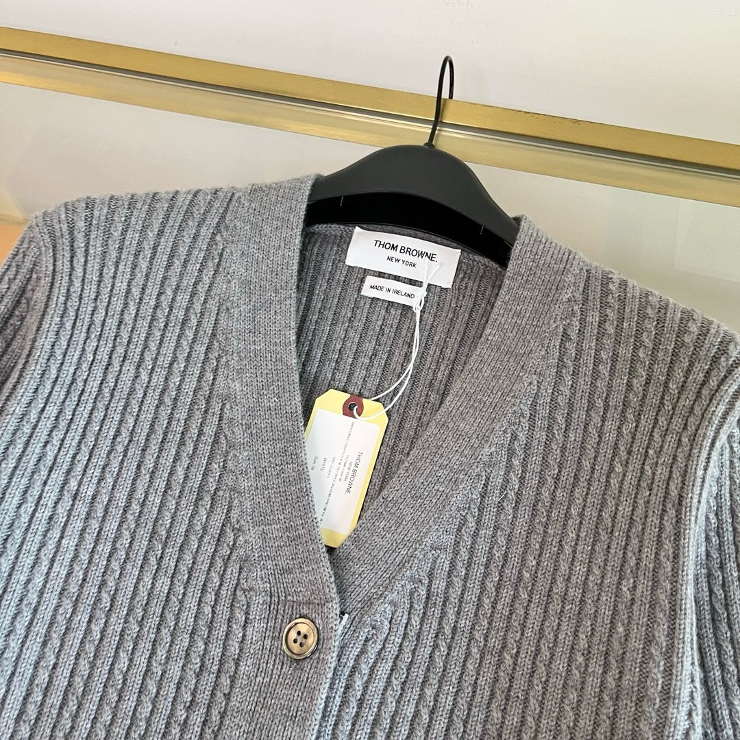 Graue und weiße Jacke