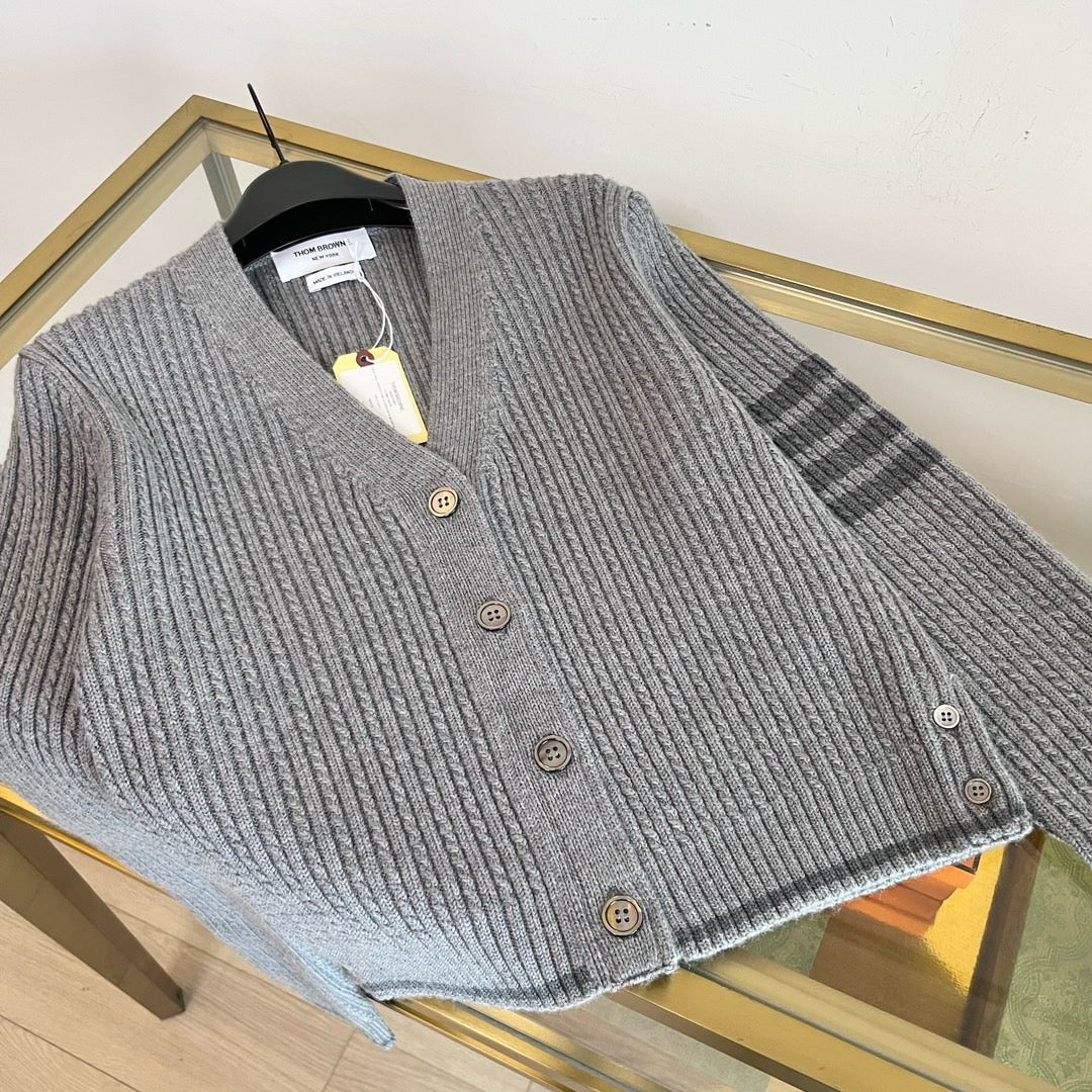 Graue und weiße Jacke