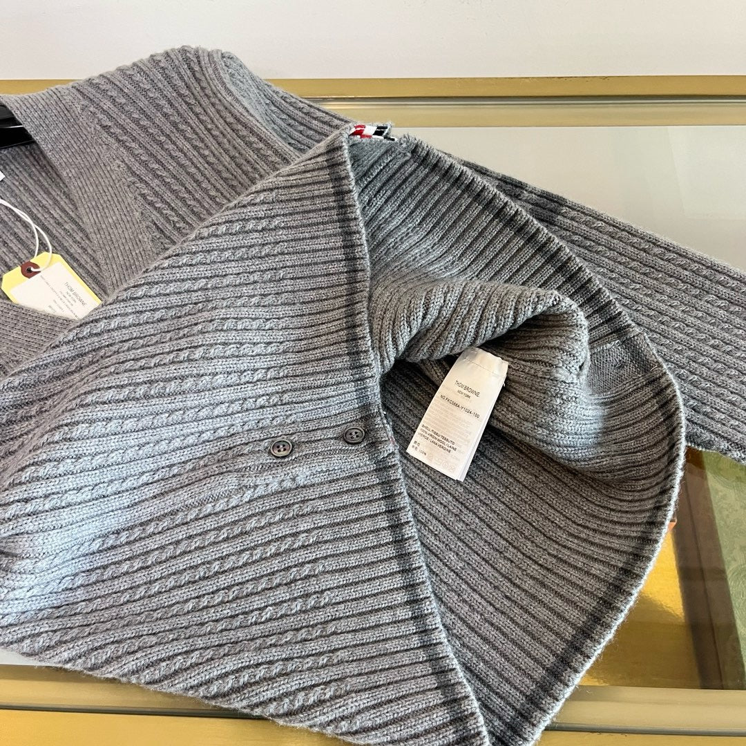 Graue und weiße Jacke