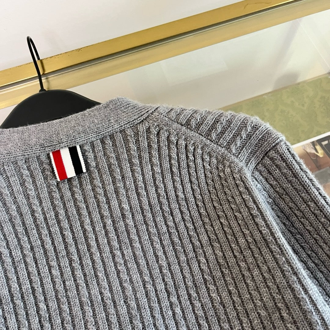 Graue und weiße Jacke