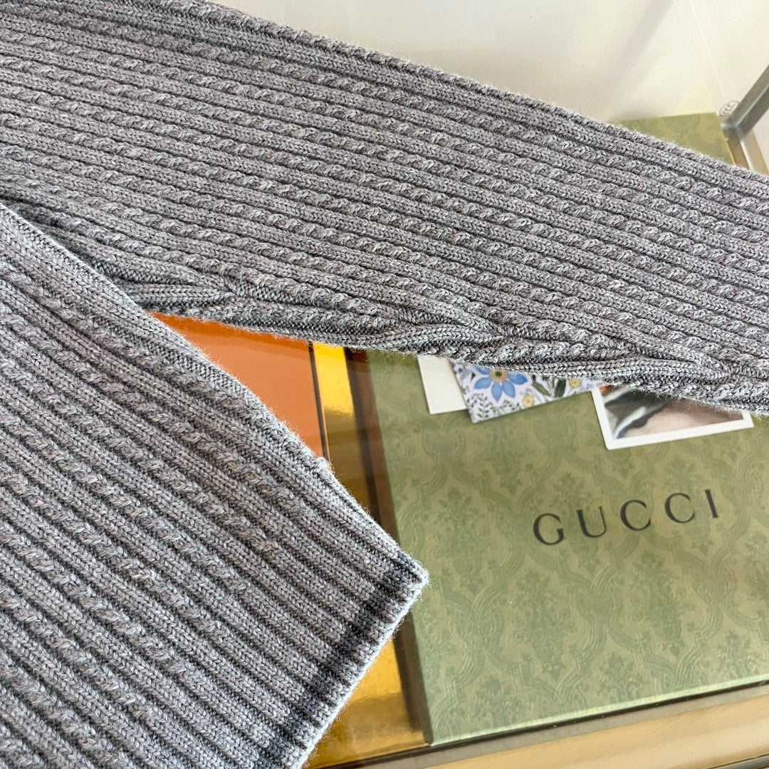 Graue und weiße Jacke