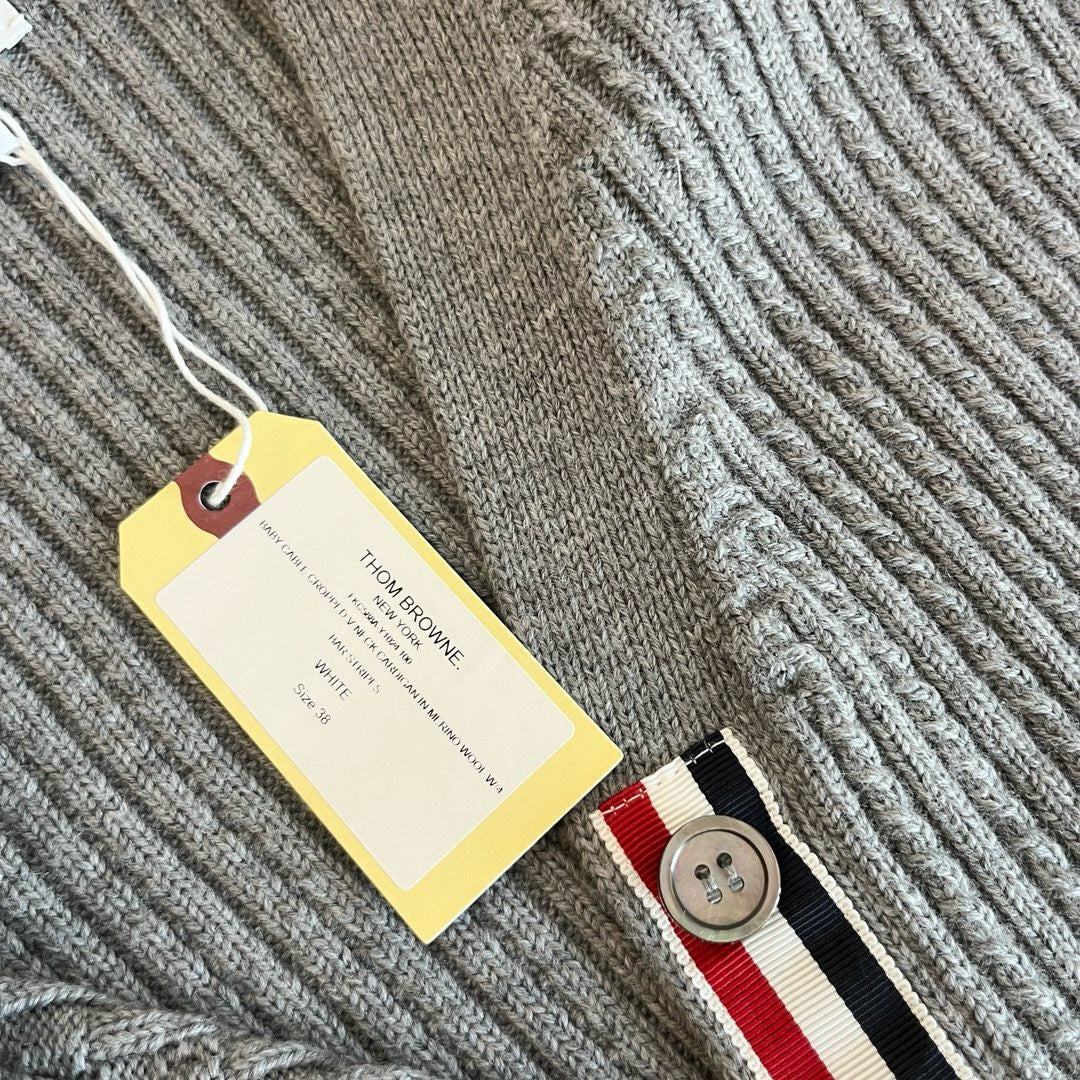 Graue und weiße Jacke