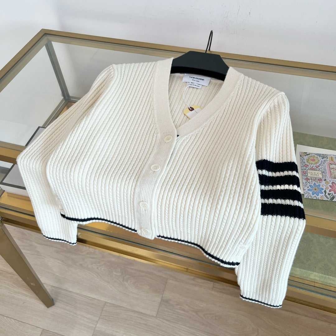 Graue und weiße Jacke