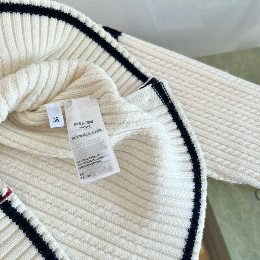 Graue und weiße Jacke