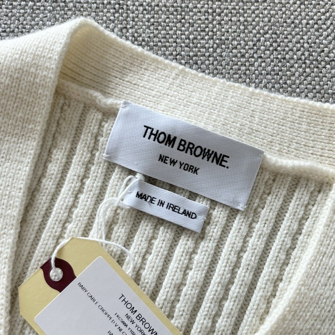 Graue und weiße Jacke