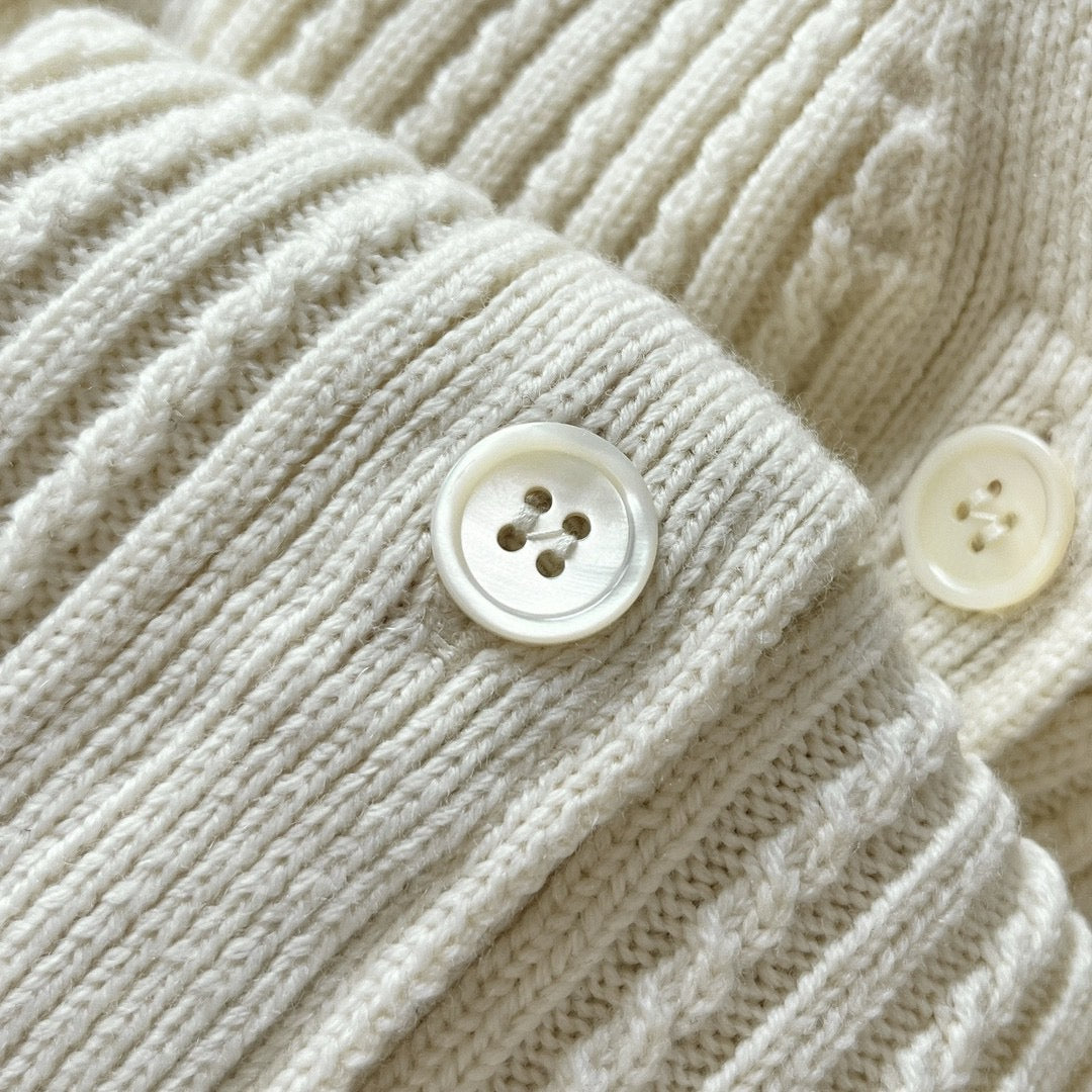 Graue und weiße Jacke