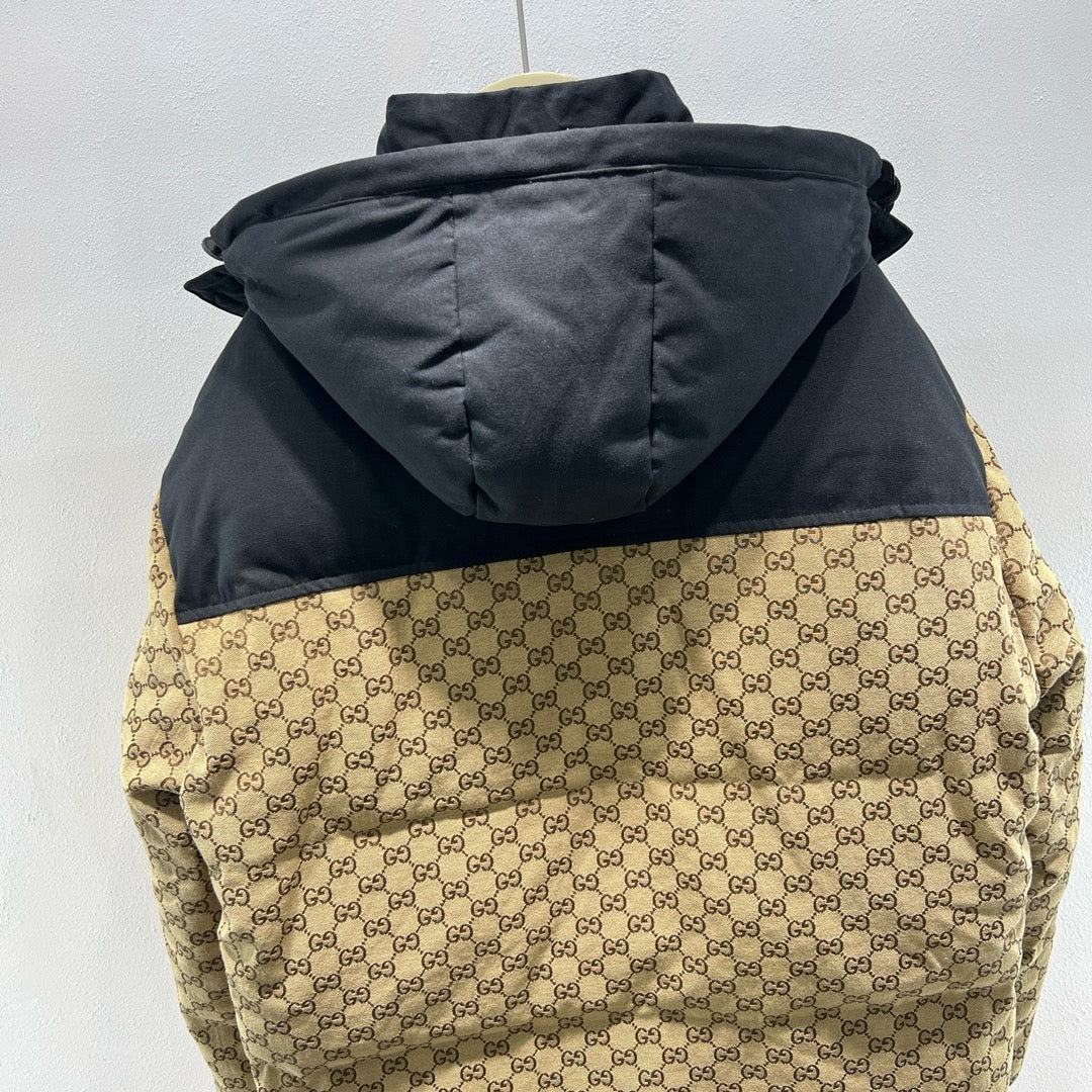 Khaki-schwarze und grün-schwarze Jacke
