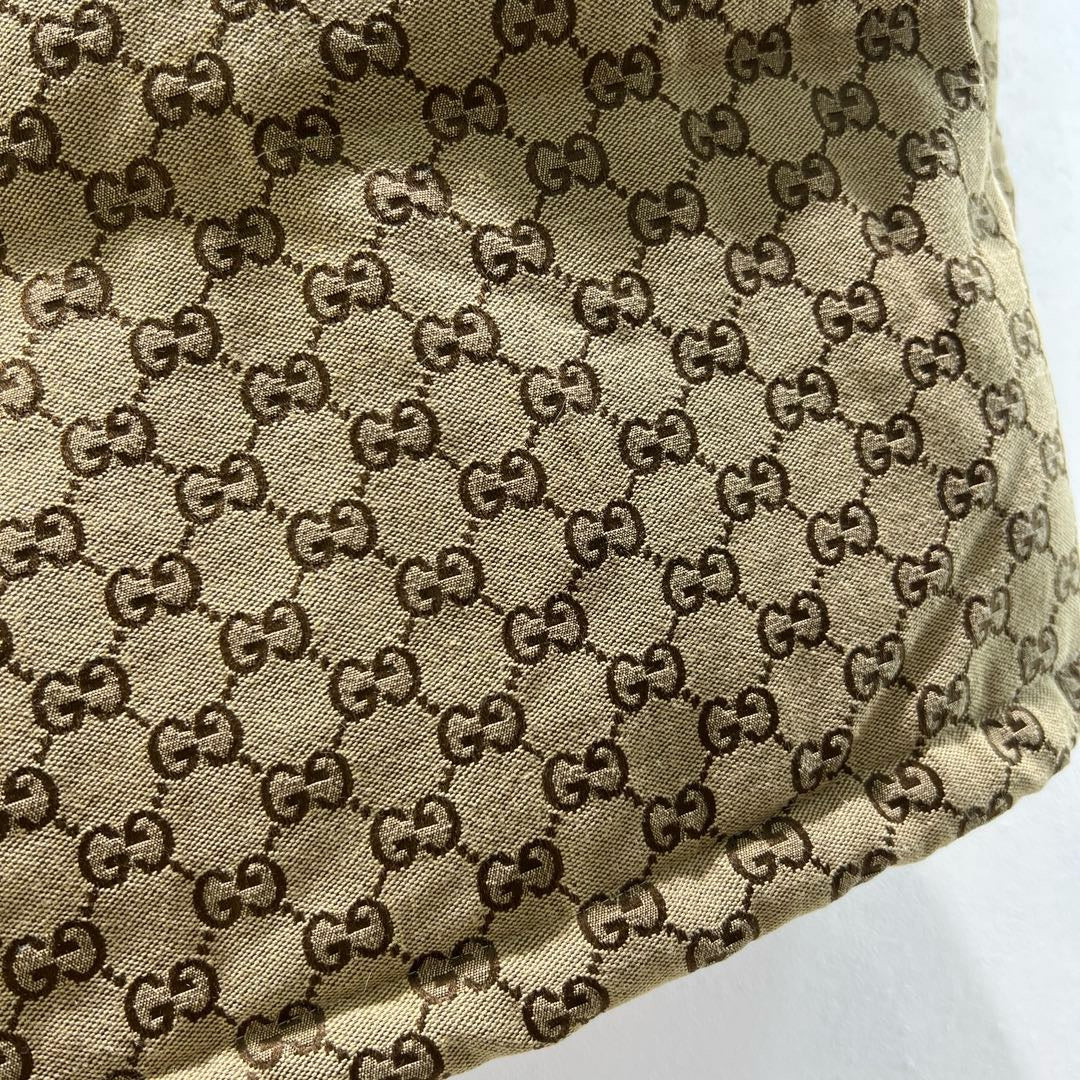 Khaki-schwarze und grün-schwarze Jacke
