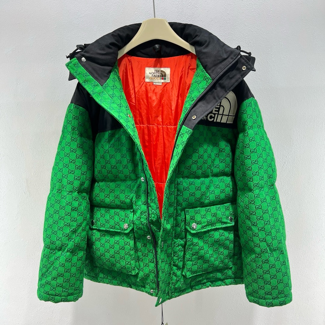Khaki-schwarze und grün-schwarze Jacke