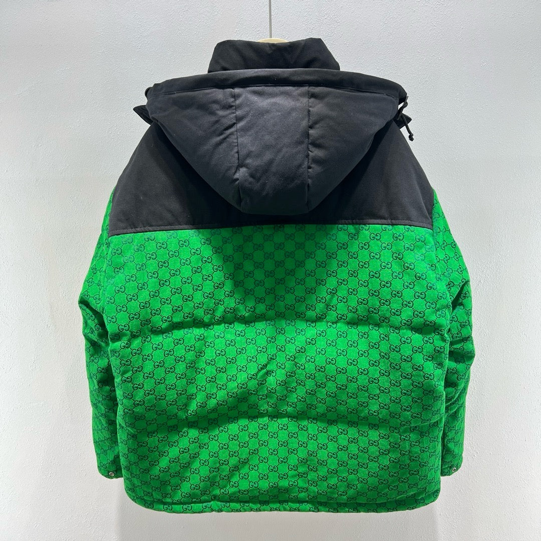 Khaki-schwarze und grün-schwarze Jacke