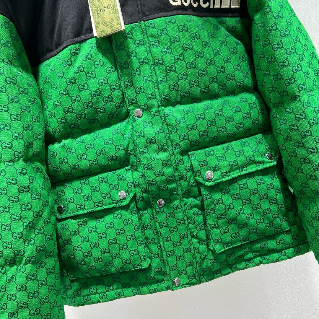 Khaki-schwarze und grün-schwarze Jacke