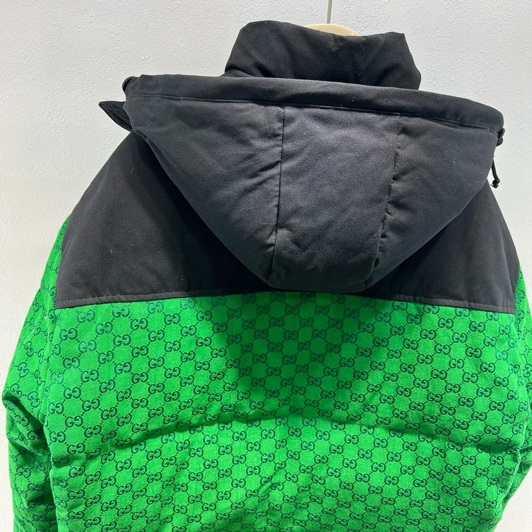 Khaki-schwarze und grün-schwarze Jacke